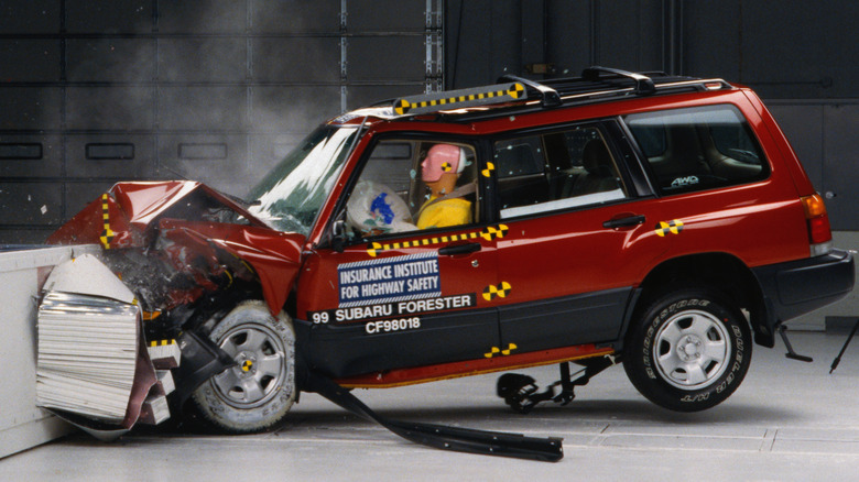 IIHS crash test of 1999 Subaru Forester