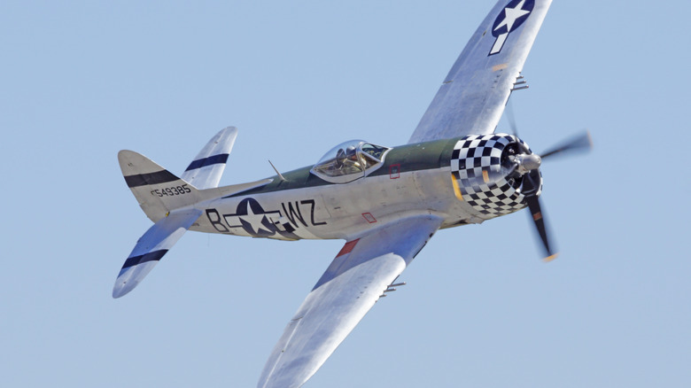 Un avión vintage de la Segunda Guerra Mundial P-47 volando en un día soleado