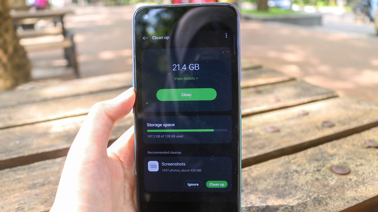 An Android smartphone with 21.4 GB of junk files.