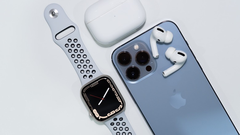 Apple Watch iPhone earbuds