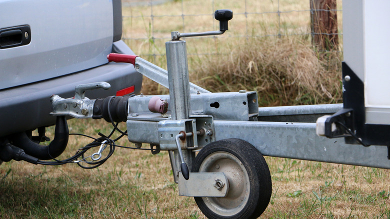 trailer coupling at the car
