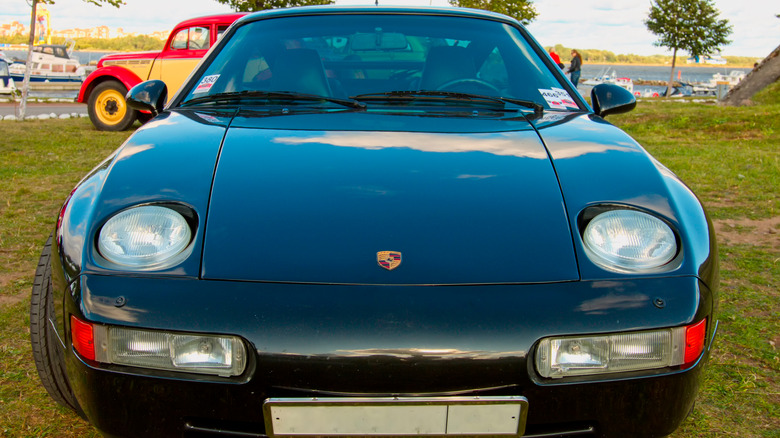 Porsche 928 on grass, centered