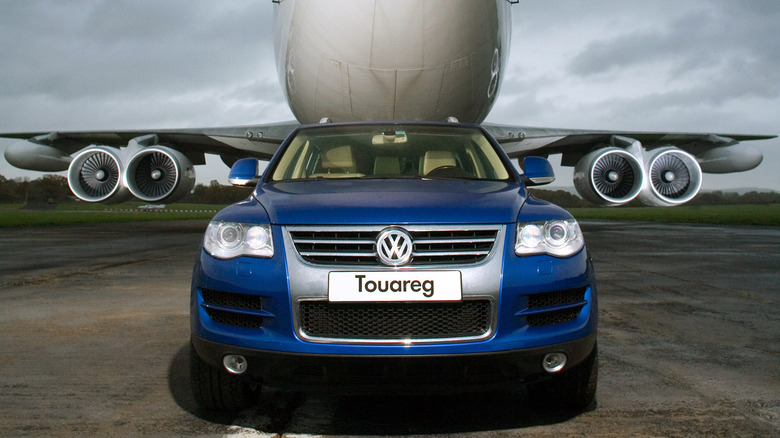 VW Touareg towing 747 jet