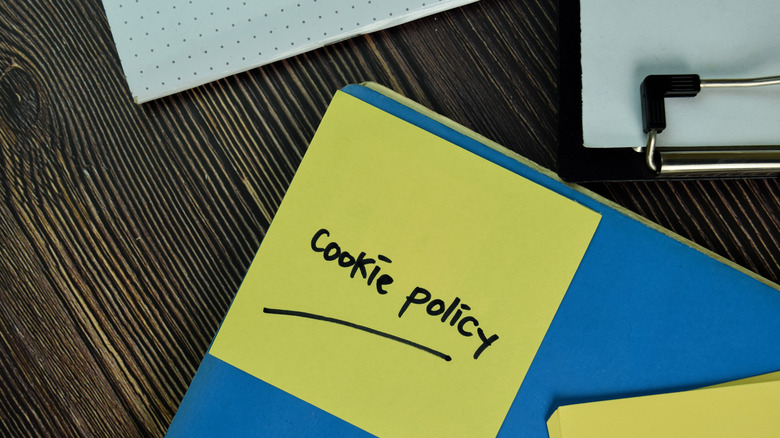 sticky note says "cookie policy"