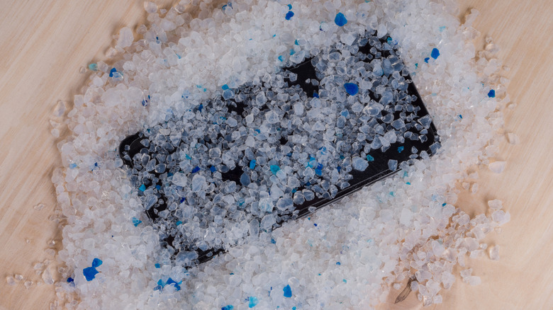 smartphone buried in silica gel