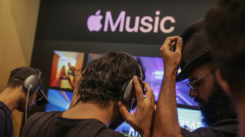 people listening to apple music on headphones