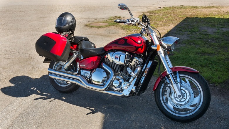Red Honda VTX 1800 C 2007 outside a workshop.