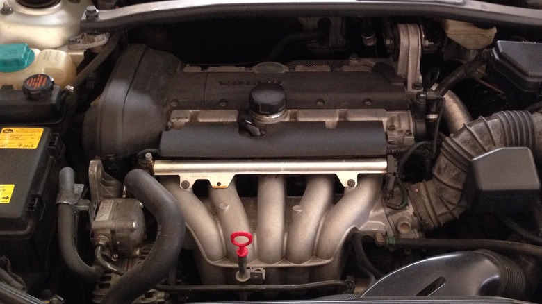 Volvo five-cylinder engine bay