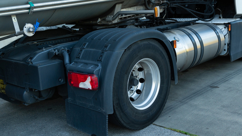 Semi truck axle