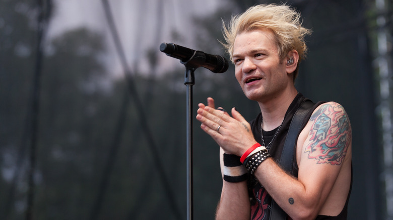 Deryck Whibley earpiece microphone