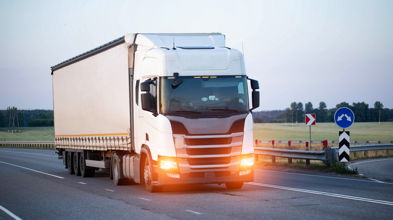 Here's Why Semi-Truck Drivers Will Flash Their Lights