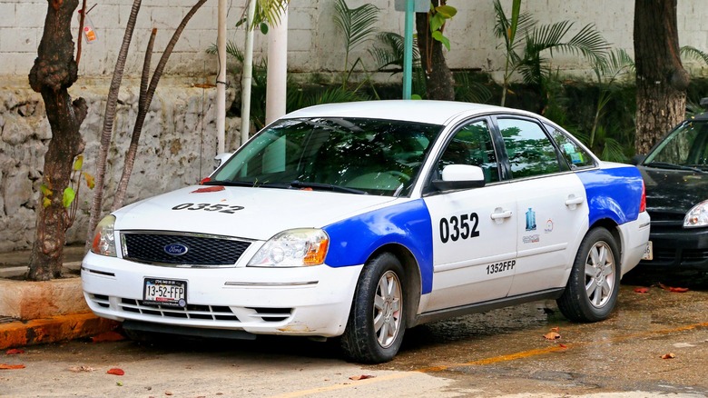 Ford Five Hundred in a taxi decal