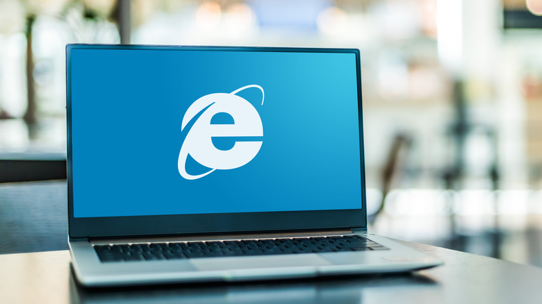 Laptop displaying Internet Explorer logo