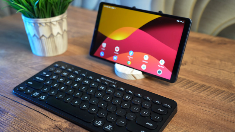 Bluetooth keyboard and Android tablet on a wooden table