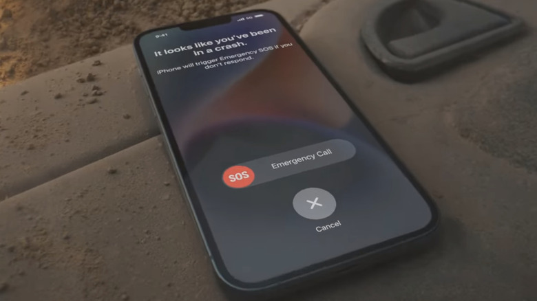 Car crash warning on iPhone 14.