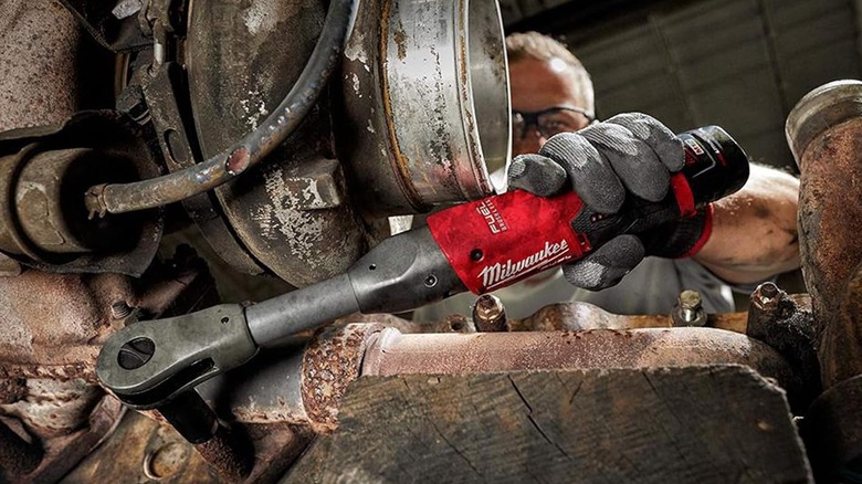 Mechanic using Milwaukee 2560-20 M12 Fuel 3/8 Inch Extended Ratchet