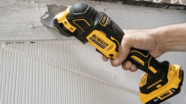 DeWalt Atomic 20V Max oscillating multi-tool in use