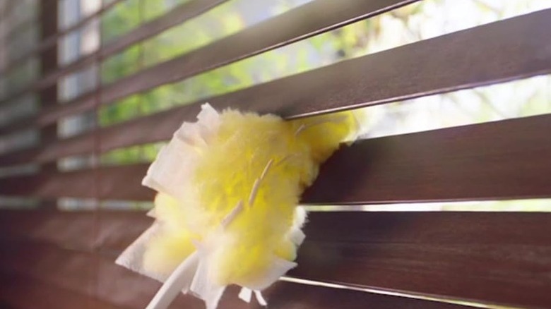 Swiffer Duster cleaning blinds