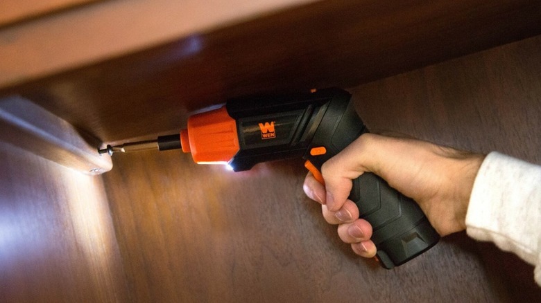 WEN 4-Volt Max Lithium Ion Rechargeable Electric Screwdriver and Flashlight