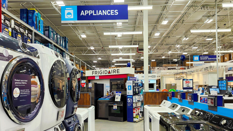 Washing machines and dryers in a Lowe's appliances aisle