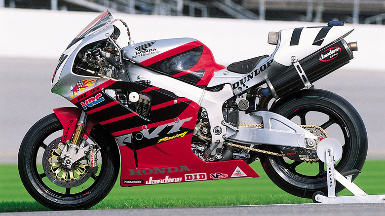 2002 Honda RC51 profile view