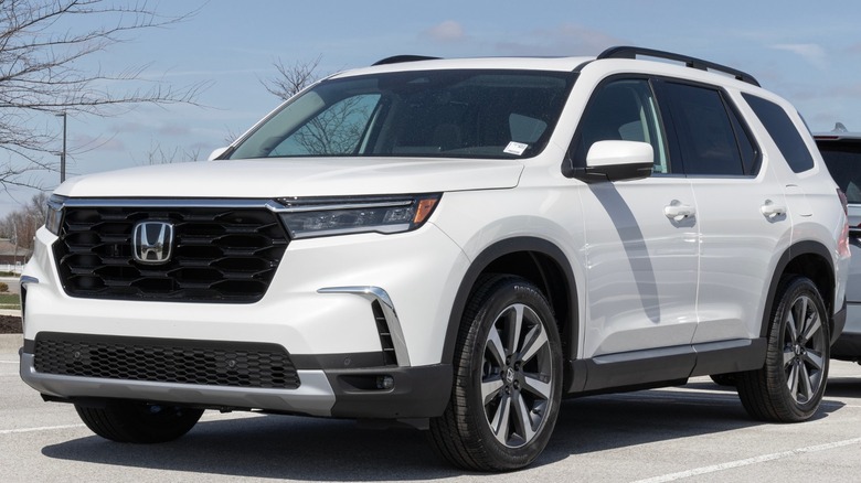 2023 Honda Pilot in white front view