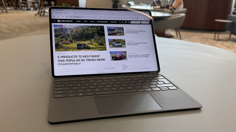 Honor MagicPad 3 on a table