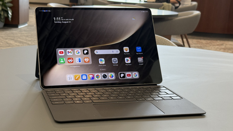Honor MagicPad 3 on a table