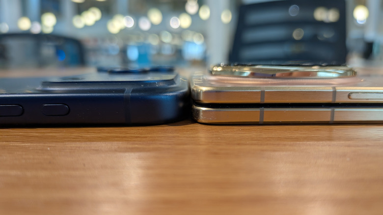 Honor Magic V6 and iPhone 17 Pro Max