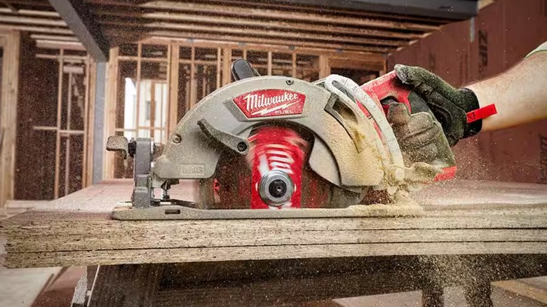 Milwaukee M18 Fuel rear handle circular saw