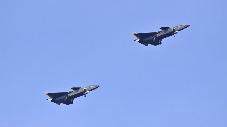 Chinese Air Force fighter jets conducted flight training over Guilin.