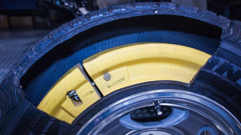 Cut-away view of an auxiliary support run-flat tire