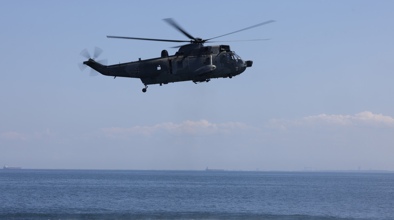 How Do Helicopters Really Land On Carriers With Rough Ocean? – SlashGear