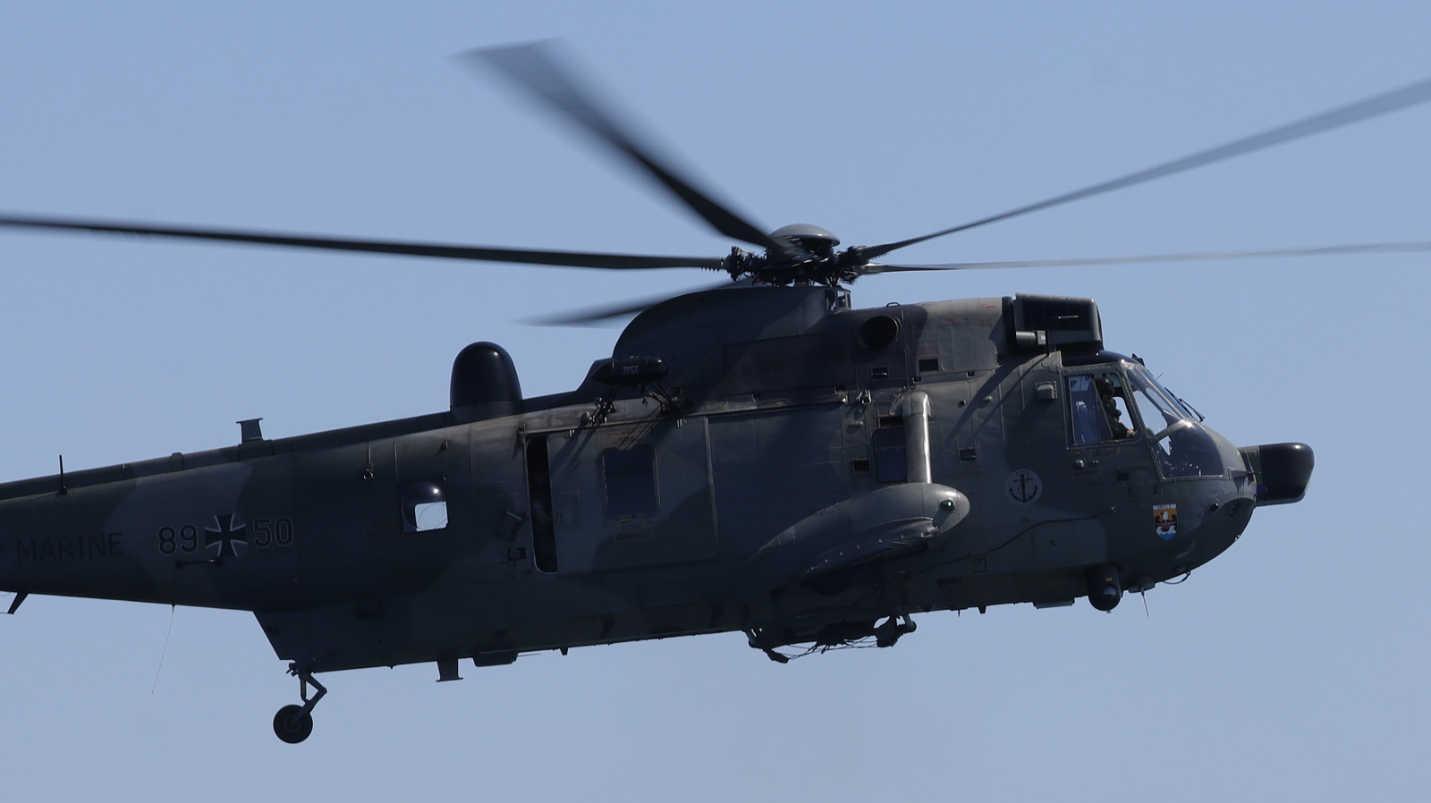 How Do Helicopters Really Land On Carriers With Rough Ocean? – SlashGear
