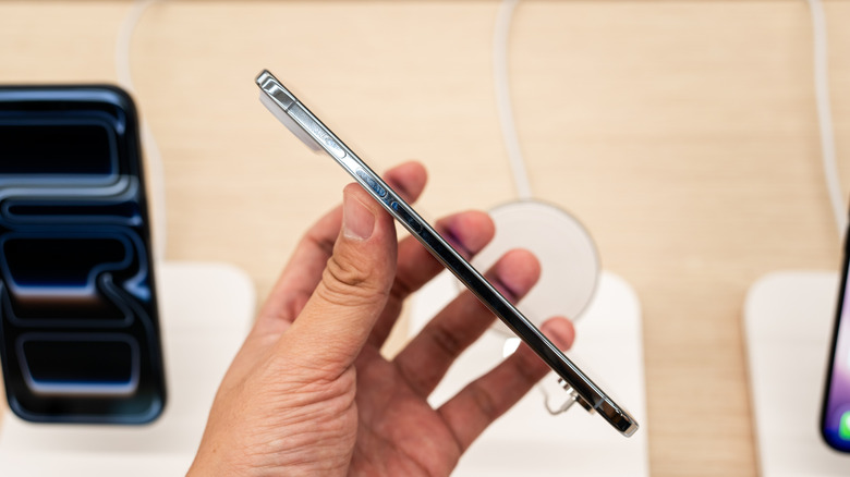 side view of how small iphone 17 is