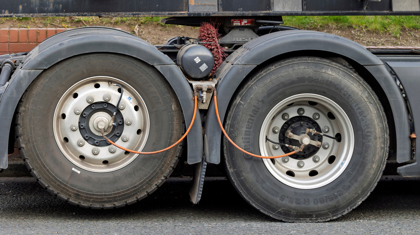 How Do The Automatic Tire Inflation Systems On Semi-Trucks Actually Work?