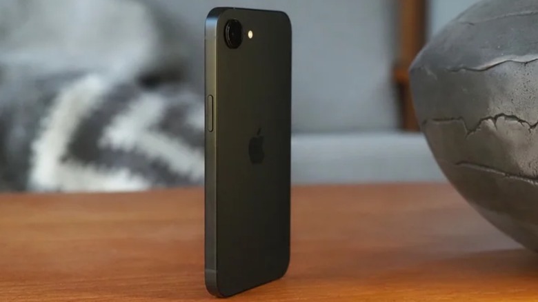 I picture of an iPhone 16e on a desk