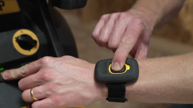 Pairing a DeWalt wireless remote to a DeWalt dust extractor.