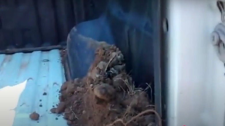 Image showing material remaining after using Harbor Freight's truck bed unloader.