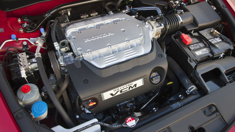 A Honda 3.5-liter V6 with the VCM branding on display