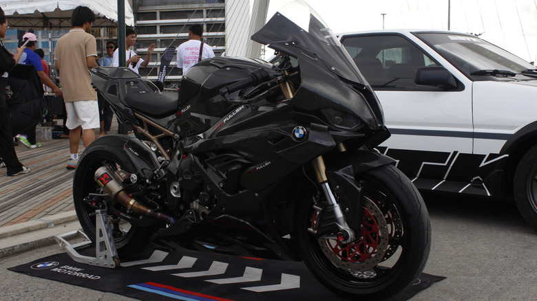 A blacked out BMW S1000 on display, front 3/4 view