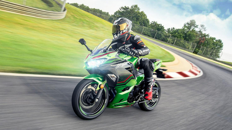 Kawasaki Ninja 400 on track