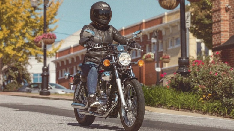Front view of a 2025 Yamaha V Star 250 cruising