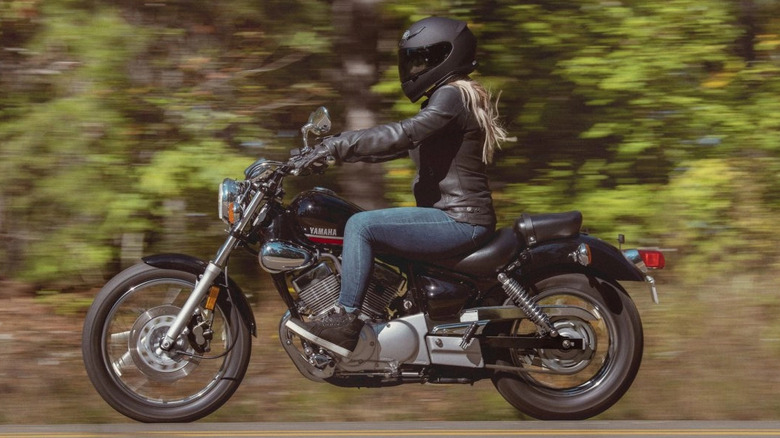 Side view of a 2025 Yamaha V Star 250 cruising