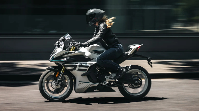 CFMOTO 450SS being ridden on the street