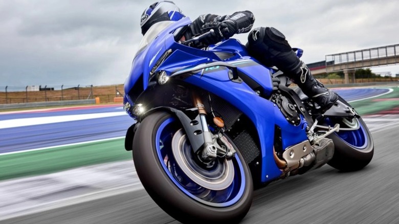 2025 Yamaha YZF-R1 racing in a closed track