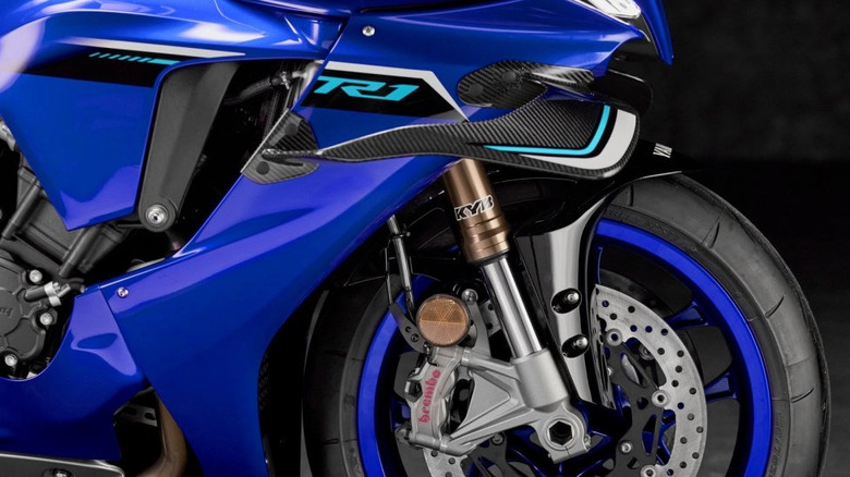 front side view of the 2025 YZF-R1 showcasing Brembo brakes and KYB suspension
