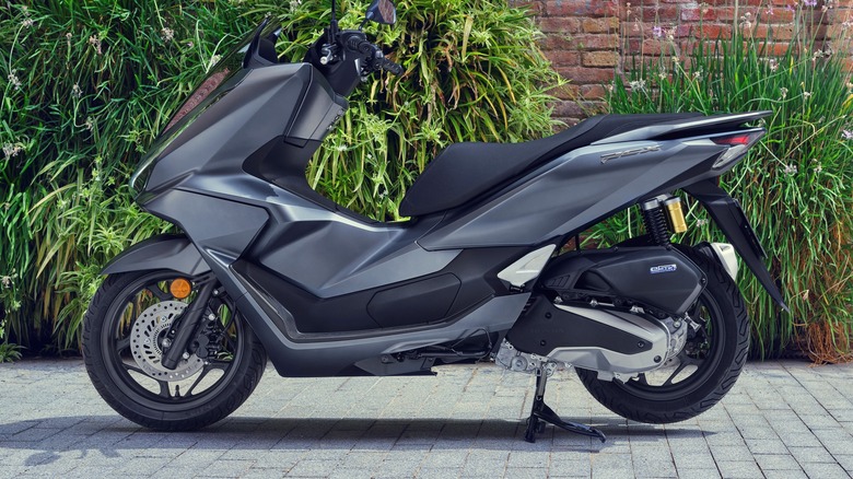 side profile view of the 25YM Honda PCX125 Scooter