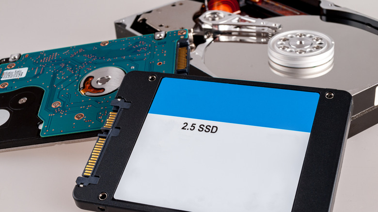 An image sowing the magnetic disk and actuator arm of a HDD vs an SSD