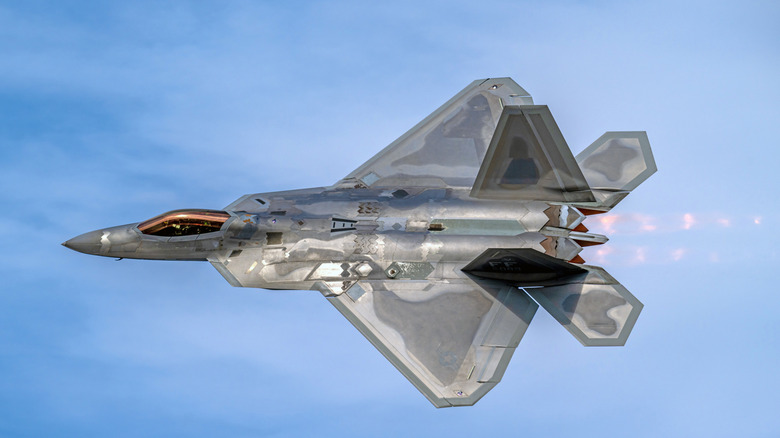 F-22 Raptor flying using afterburners.